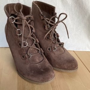 Madden Girl Gaylee Wedge Ankle Booties Brown Fabric Lace Up size 8.5